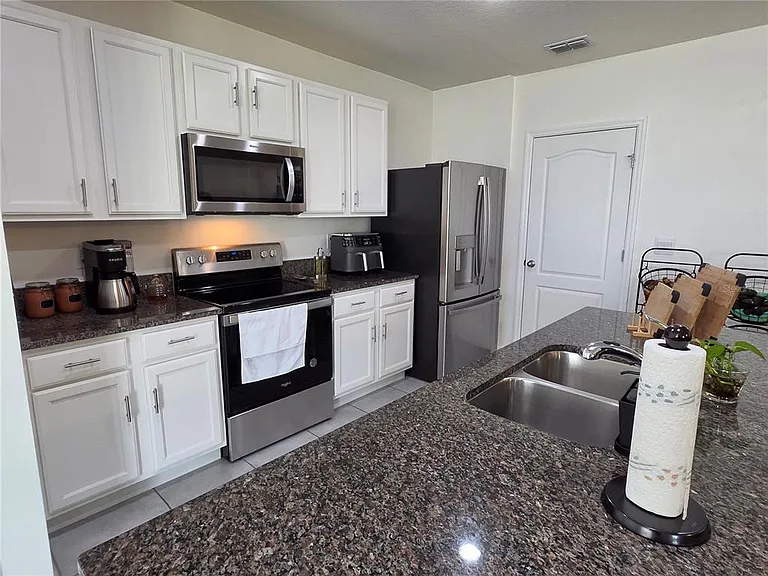 611 Grove St — Photo 3