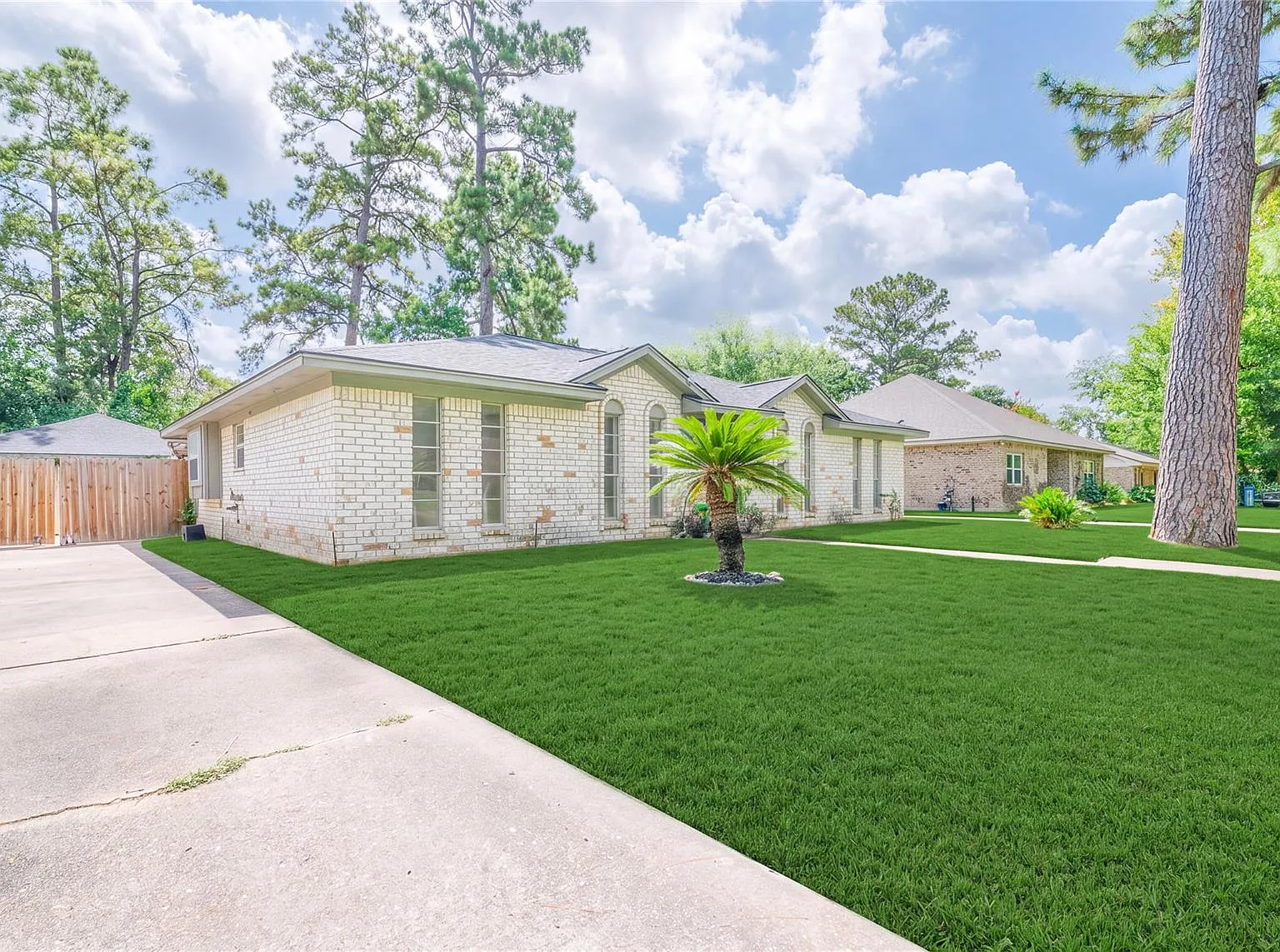 4 bed, 2.0 bath, 1926 sqft, $2,300 — Photo 2