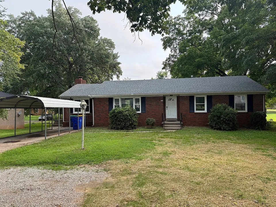 754 N Main St