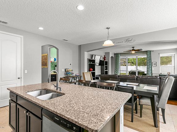 4th image of 15805 Lexington Park Blvd