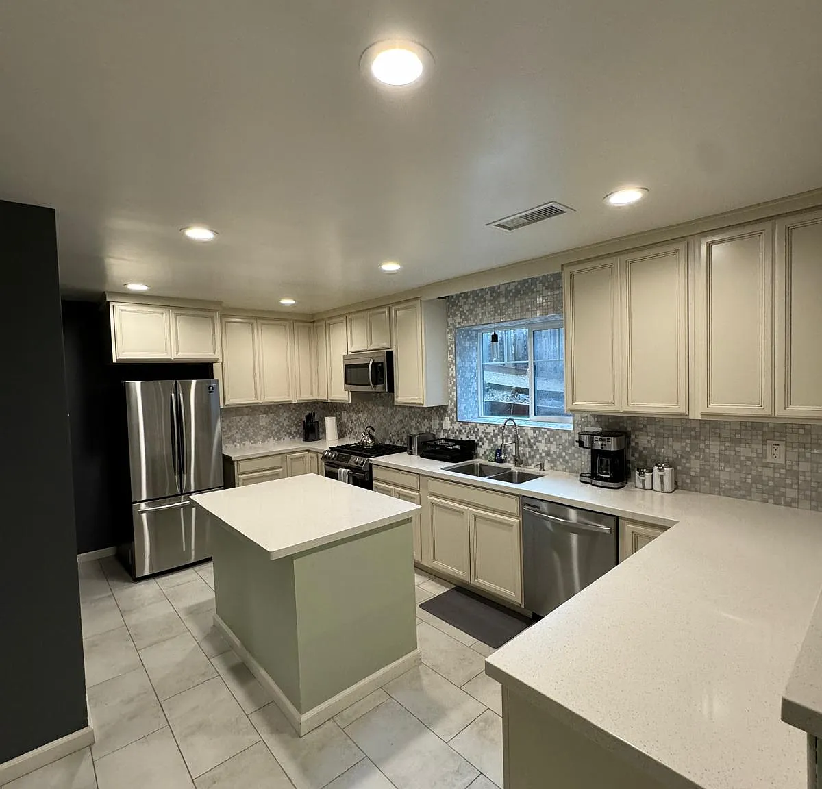 1513 Lillian St — Photo 3