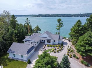 3911 N Hareld Dr, Lake Leelanau, MI 49653