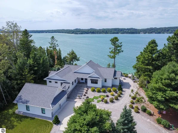 3911 N Hareld Dr, Lake Leelanau, MI 49653