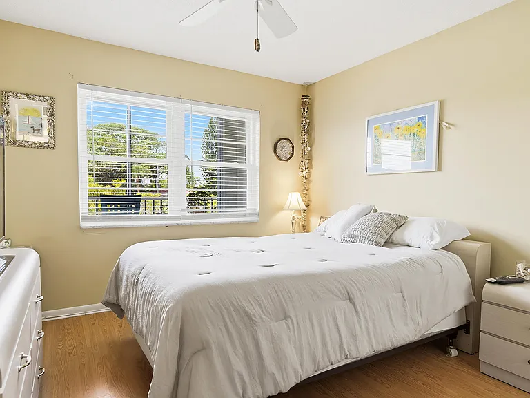 1502 S Lakeside Dr #302 — Photo 14