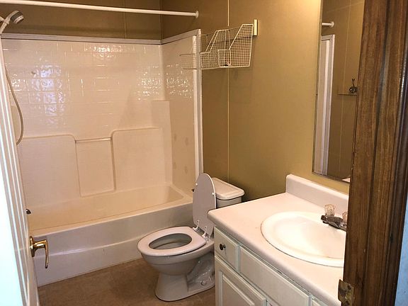 Hall bathroom 
