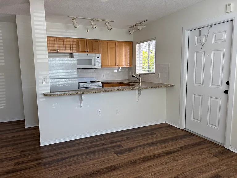300 35th Ave N #F4 — Photo 1
