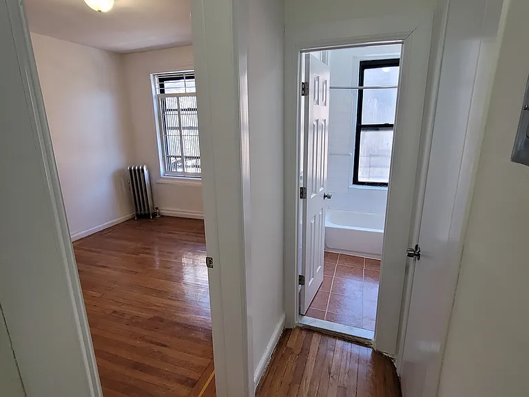 2305 Creston Ave #3B — Photo 7