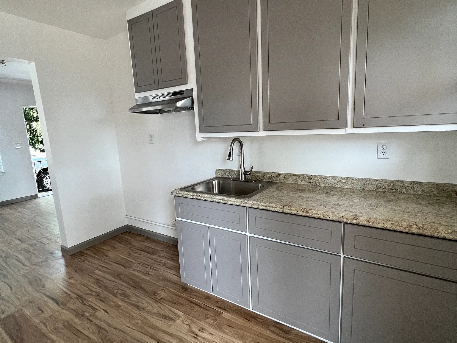 1219 Greenfield Dr — Photo 2