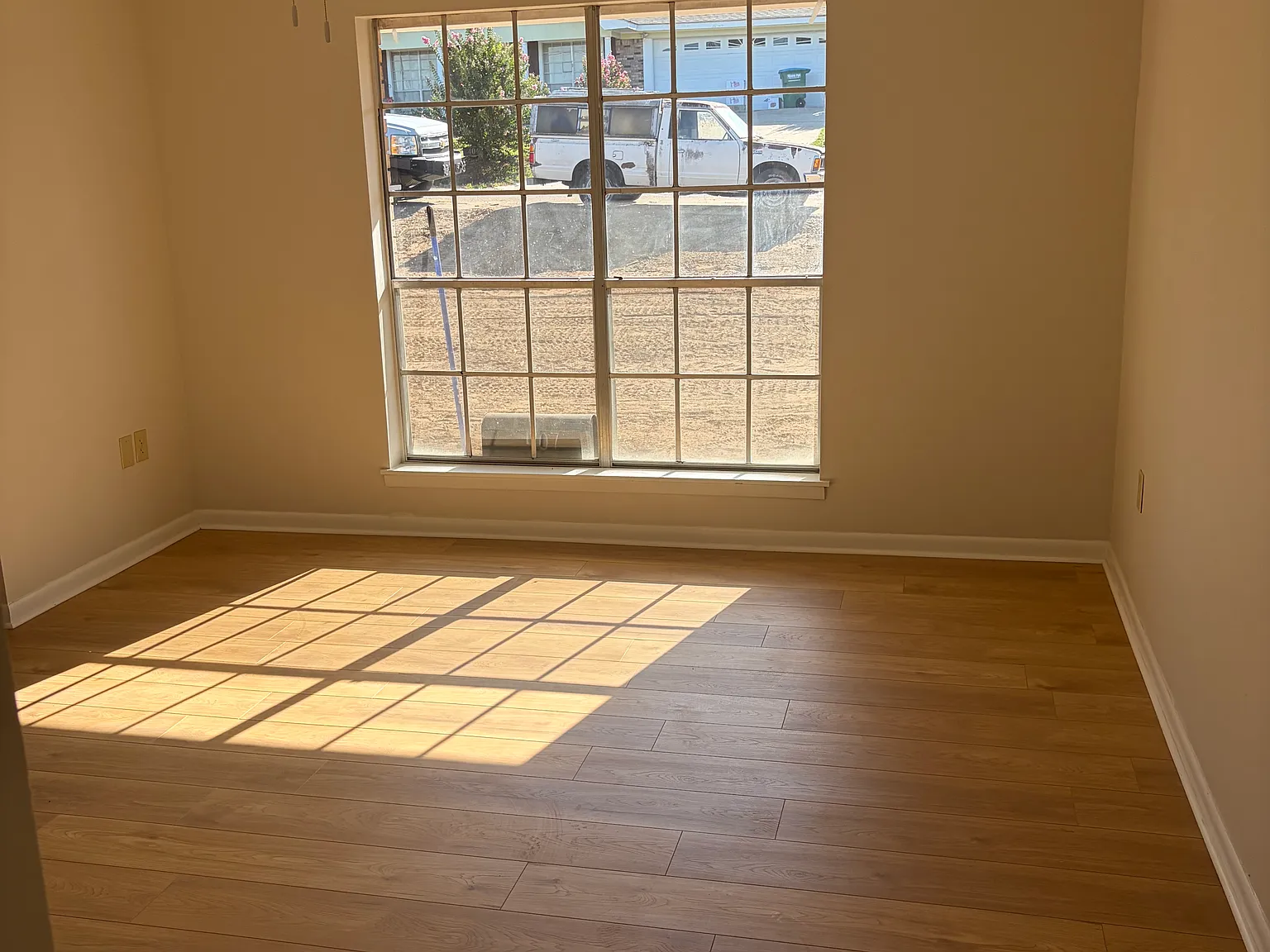 3 bed, 1.5 bath, 1100 sqft, $1,300 — Photo 2