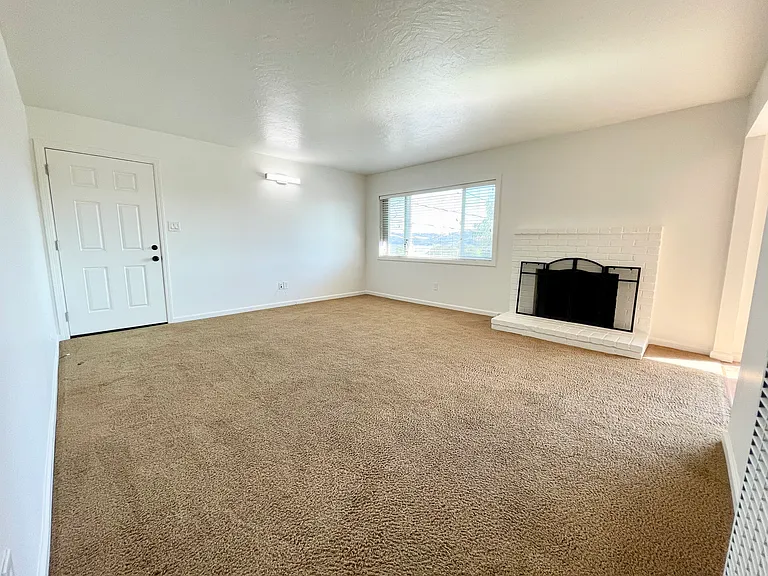1093 W L St — Photo 12