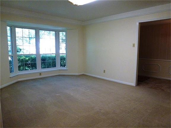 Formal living area  w/bay window