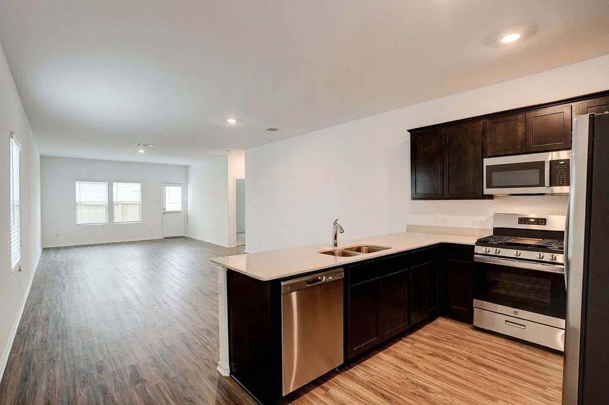 4 bed, 2.0 bath, 1627 sqft, $1,725 — Photo 4