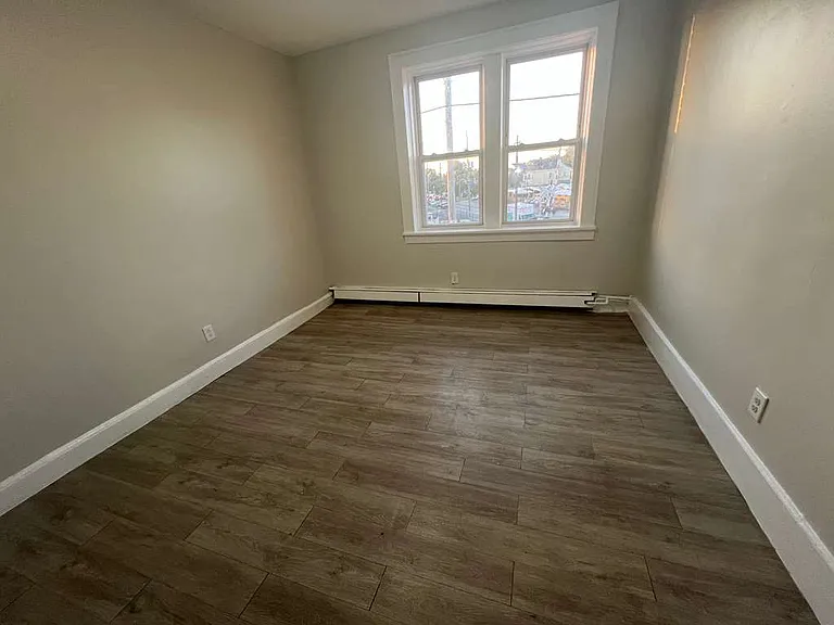 545 E 38th St #10 — Photo 11