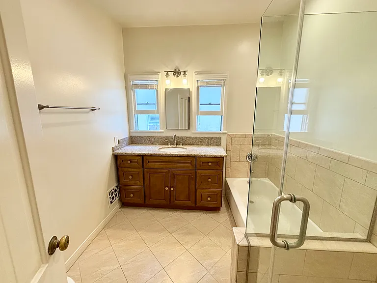 128 1/2 N Palm Dr — Photo 13