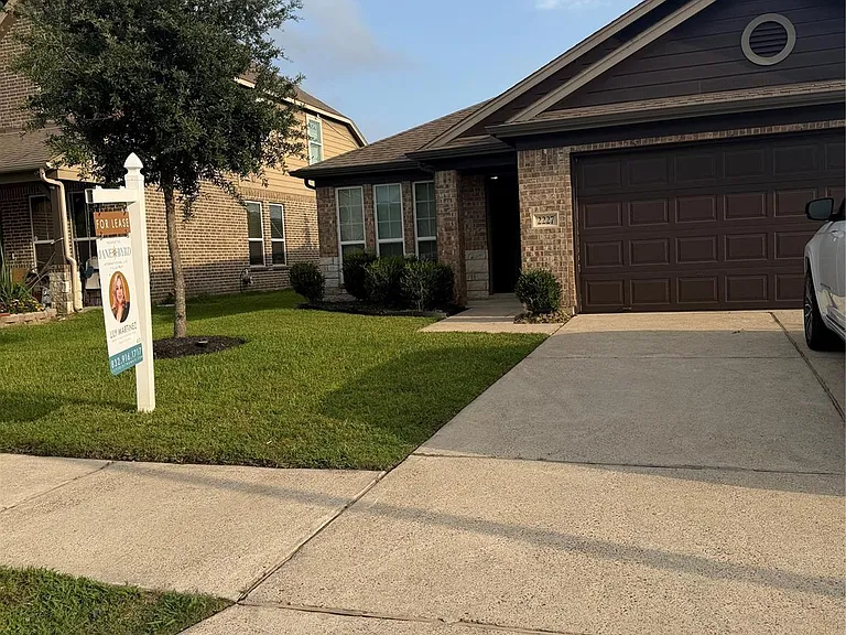2227 Sanders Brook Dr — Photo 3
