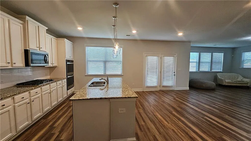 5 bed, 4.0 bath, 3425 sqft, $2,750 — Photo 2