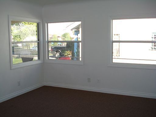 3rd image of 822 E 107th St