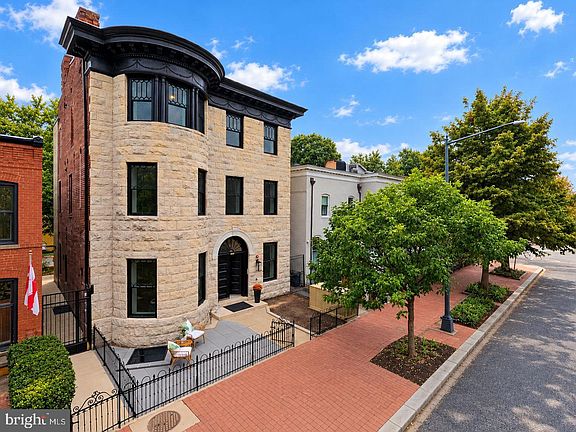 3rd image of 807 A St NE #201