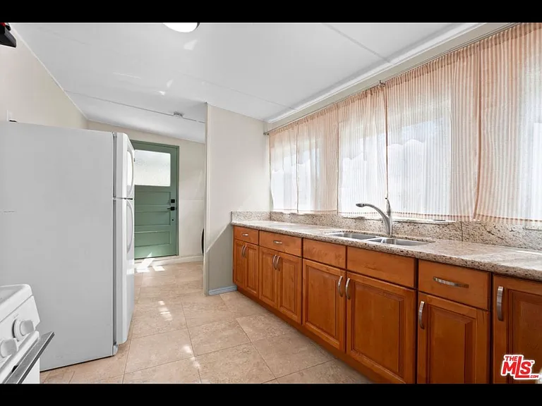 2900-2902 Asbury St #2900 — Photo 9