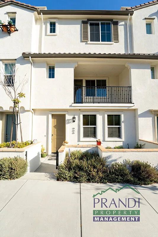 4 bed, 3.5 bath, 1750 sqft, $5,200 — Photo 2