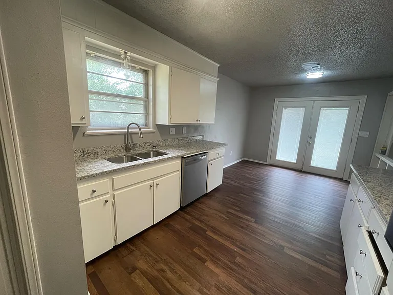 1252 S 27th Pl — Photo 12