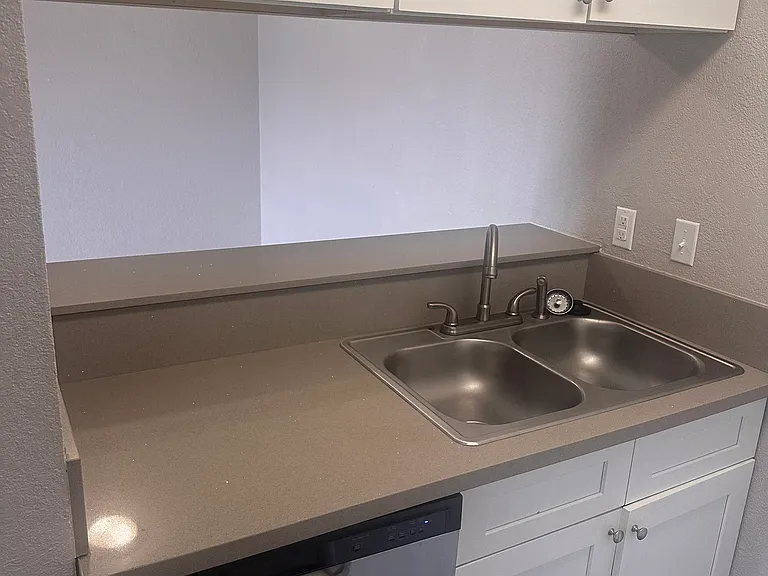 Creekwood Apartments — Photo 15
