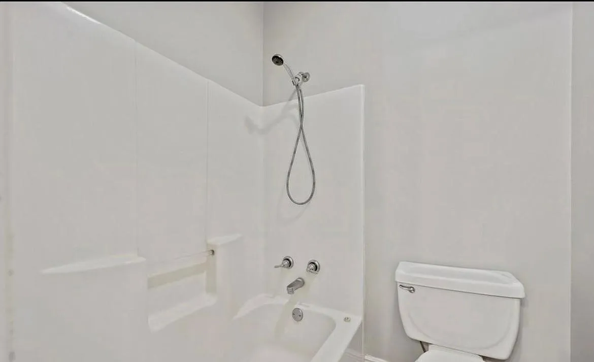 4 bed, 2.5 bath, 2465 sqft, $2,600 — Photo 2
