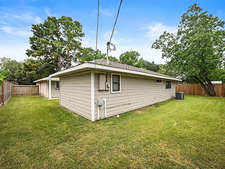 10010 Windriver Dr — Photo 15