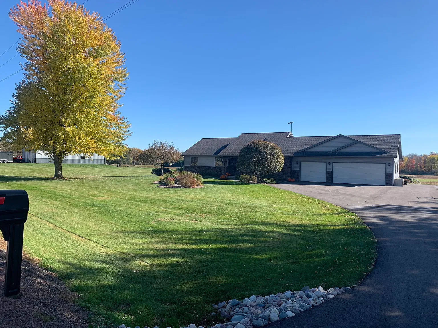 3 bed, 2450 sqft, $2,400 — Photo 3