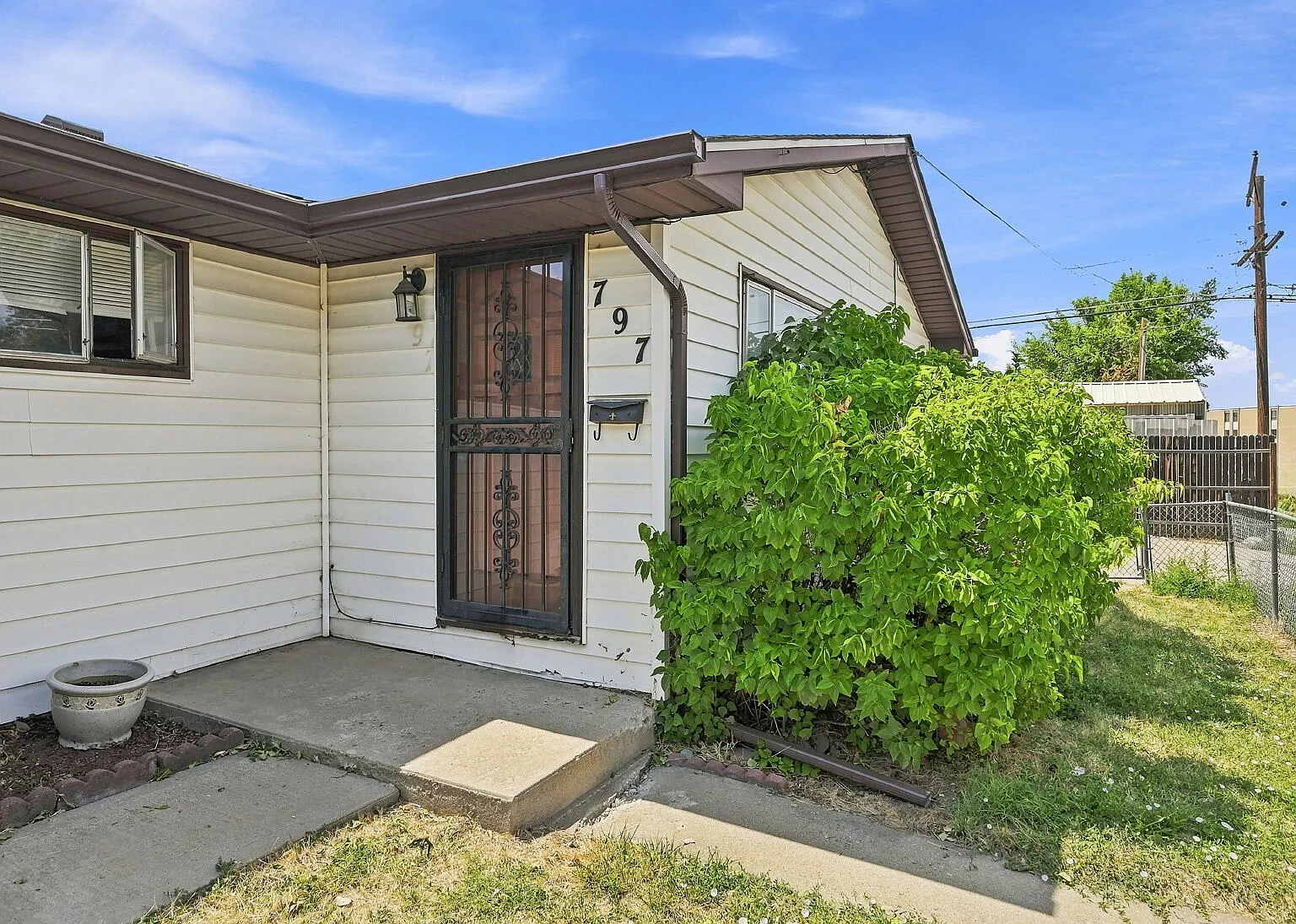 2 bed, 1.0 bath, 800 sqft, $1,496 — Photo 1
