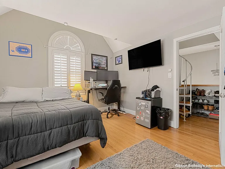 304 W 3rd St — Photo 13