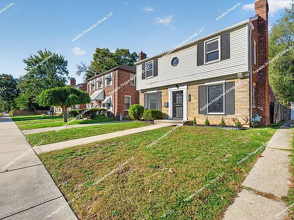 3rd image of 19467 Pinehurst St