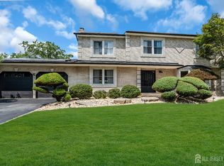 1 Pheasant Dr, Marlboro, NJ 07746