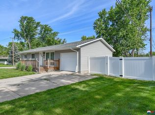 8100 Beechwood Dr, Lincoln, NE 68510