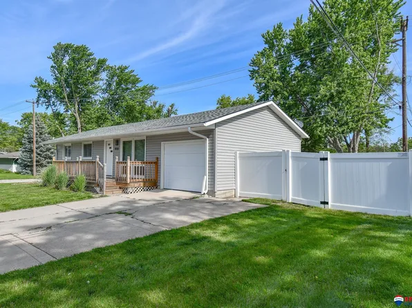 8100 Beechwood Dr, Lincoln, NE 68510