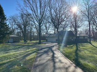 1819 Knoll Dr, Monticello, IL 61856