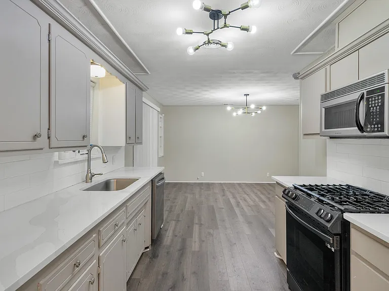406 N Bonham Dr — Photo 16