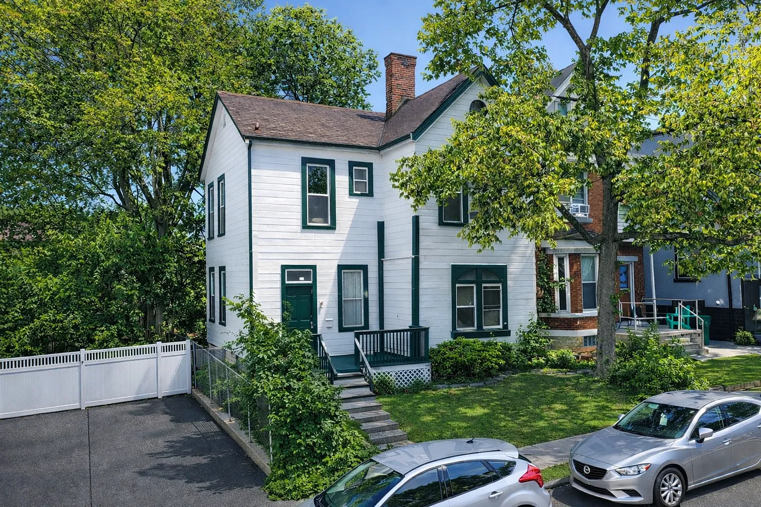 222 Oak St — Photo 1