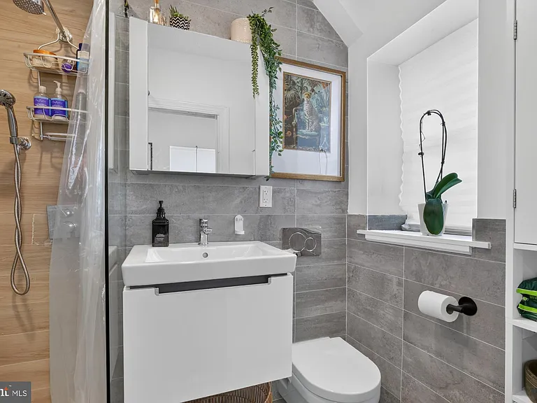 2046 E Huntingdon St #3R — Photo 8