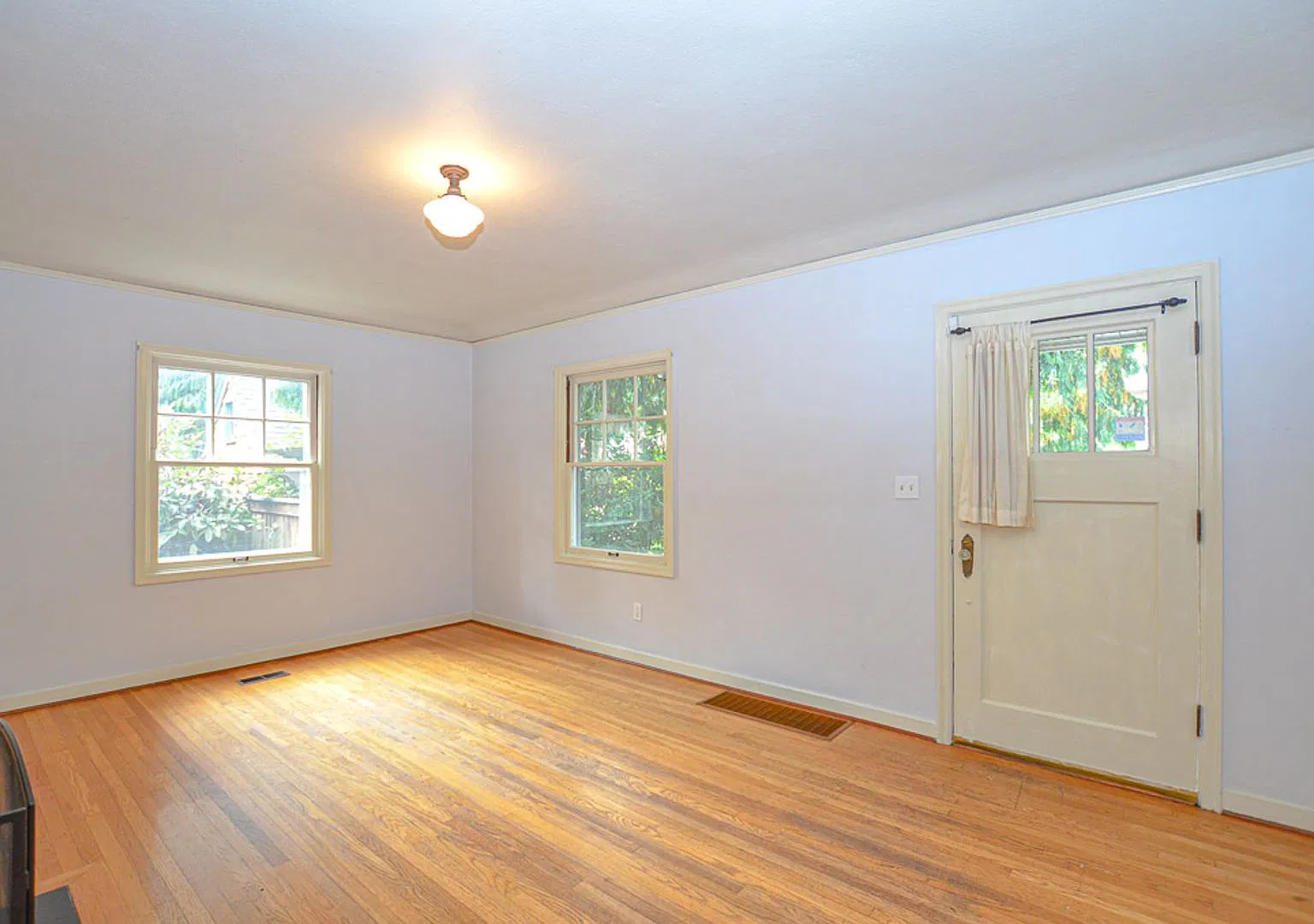 Spacious 4-Bedroom Home with Fireplace & Yard — Photo 4