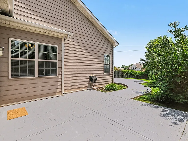 1046 Hemlock Dr — Photo 34