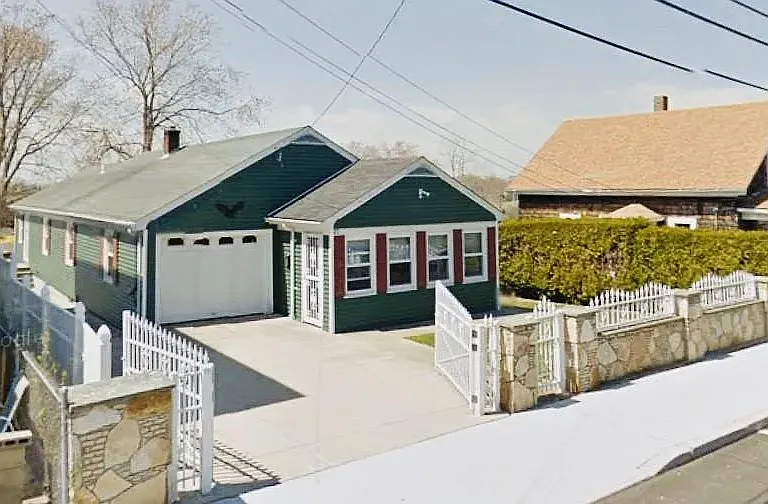 27 Thompson Ave #1 — Photo 1