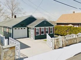 27 Thompson Ave, Bristol, RI