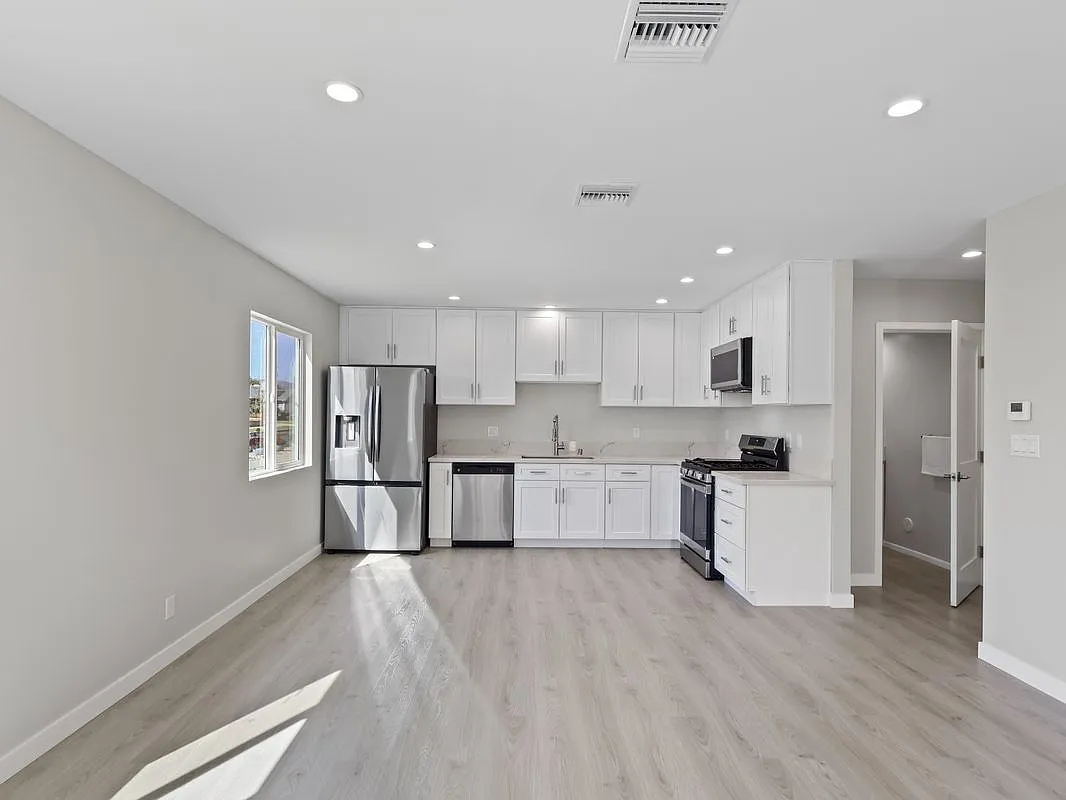 2 bed, 2.0 bath, 900 sqft, $2,995 — Photo 2