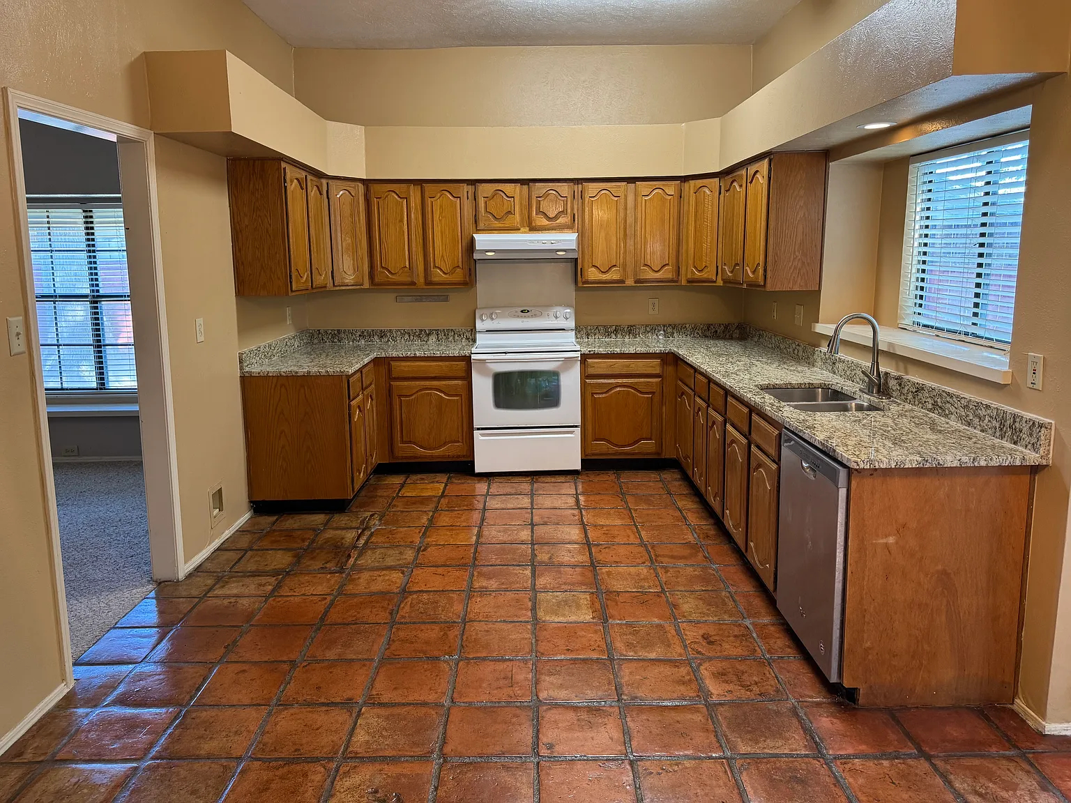3 bed, 1948 sqft, $2,395 — Photo 4