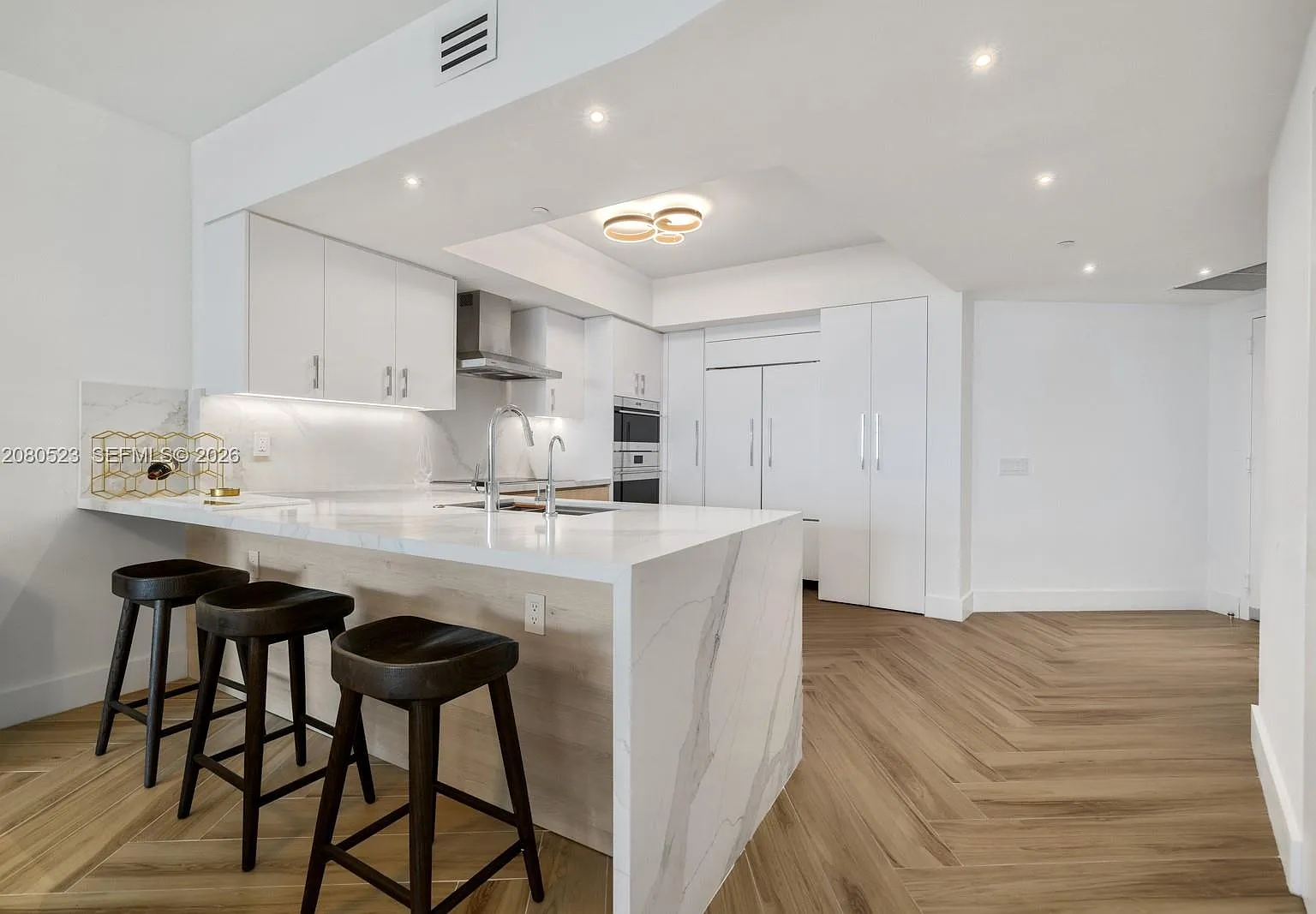 Icon Condo — Photo 4