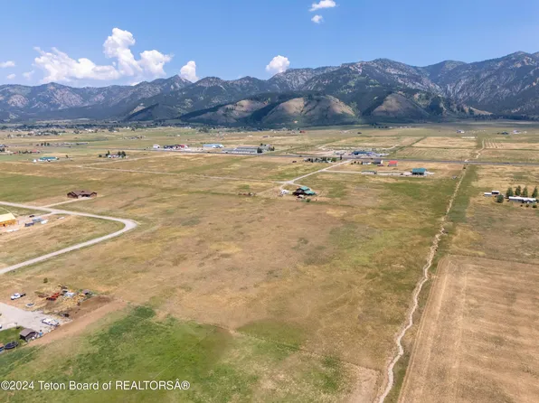 15 Royal Loop, Etna, WY 83118