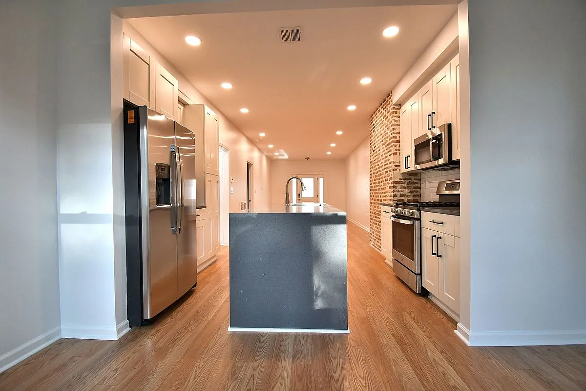 3 bed, 2.0 bath, 1200 sqft, $4,200 — Photo 3