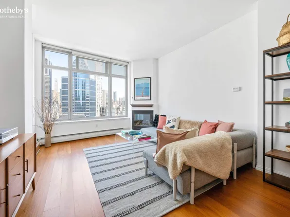 205 East 59th Street image 1 of 17