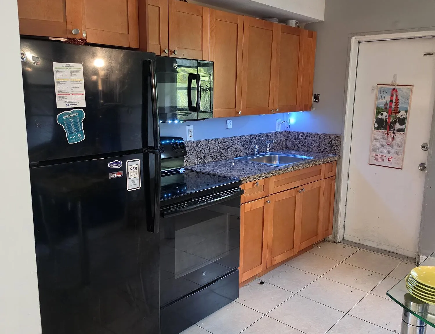 3 bed, 1.0 bath, 1384 sqft, $2,595 — Photo 2